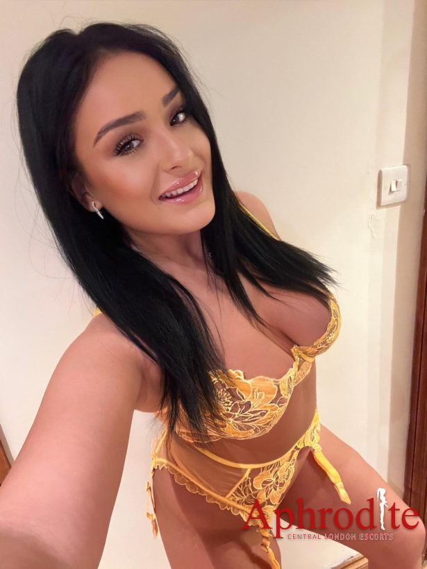 Busty Sarah - Londonaphroditeescorts24/7 - Call Us Now